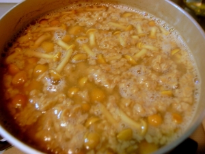 ナメコの味噌汁に納豆を流し込んで火を止めて完成