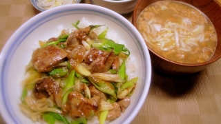 レバーと葉にんにくの丼、ナメコ入り納豆汁、茹で菜の花