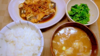 サバのニンニク生姜煮、菜の花のからし和え、納豆汁