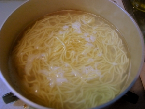 乾麺を４分半茹でて、液体スープで完成