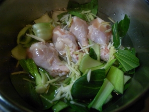 圧力鍋に野菜と鳥肉、ニンニクと生姜、唐辛子を入れたら、水を600ml