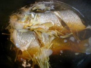 塩焼きニシンを生姜の千切りと一緒にめんつゆで煮る