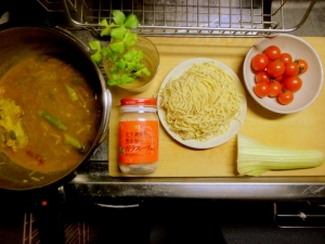 カレースープの残り、中華麺、再生三つ葉、鶏ガラスープの素、ミニトマト、セロリ