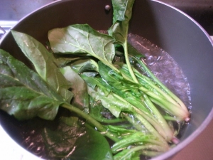 ホウレン草は茹でて冷水、しぼって小さめに切っておく