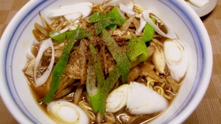 ゴボウと舞茸入り黒い醤油ラーメン