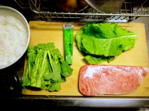 特撰精肉、サンチュ、チューブわさび、菜の花、丼飯