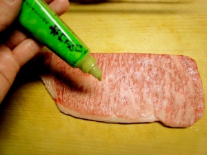 チューブわさびをにゅるっと