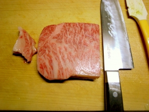 肉を半分に切って、重ね合わせる