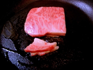 牛脂をちょっと溶かして焼く
