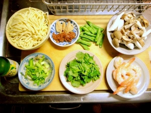 パクチーは、根と茎、葉の部分に分ける