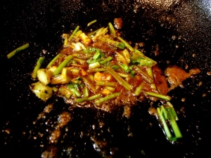 トムヤムクンペーストとパクチーの根と茎を炒める