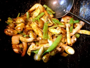 茹でエビ、ぶなしめじ、インゲンを炒める