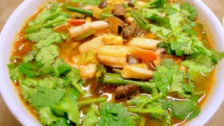 パクチーたっぷり極太トムヤムクン麺