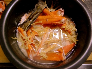 炊飯器に米３合、カニの身を半分、殻、生姜千切り、出汁昆布、醤油大さじ1.5