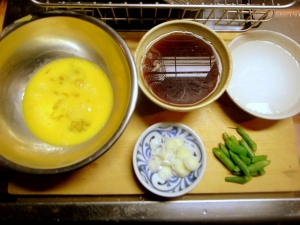 卵を溶き、インゲンを茹で、水・醤油・酢・オイスターソースを合わせる