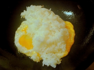 油を熱したフライパンに卵、そして温め直したご飯を投入