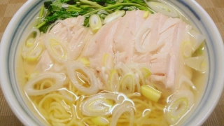 茹で鳥と芹入り塩ラーメン