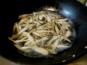 鍋に水、麺つゆ、鳥手羽元エキスを入れ、笹がきゴボウを茹でる
