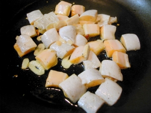 少量のオリーブオイルでニンニク、唐辛子、そしてハラスを炒める