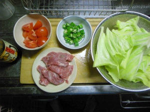 豚肉はスライスして塩と胡椒、キャベツは１枚の葉を４等分くらいに大きく切る