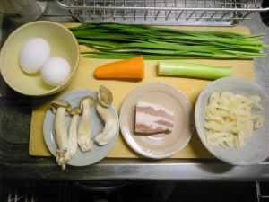 卵、ニラ、ニンジン、ぶなしめじ、塩豚、いかくん、長ネギ