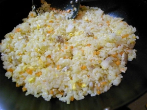 ご飯が多いが、お玉を駆使して炒めていく