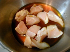 圧力鍋に鳥胸肉、醤油、みりん、酢を入れるて１０分間、加圧