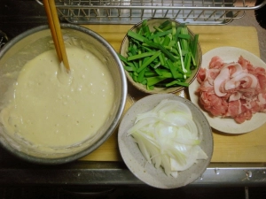 小麦粉と米粉、水、卵などを混ぜて生地を作る