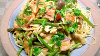 塩豚とニンニクの芽のトマトパスタ