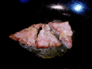 塩胡椒した豚肩ロース肉を焼く