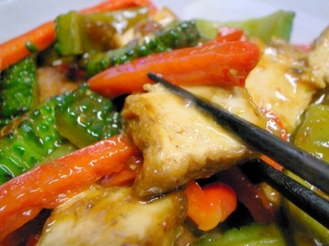 炒め物には豆腐より厚揚げの方が扱いやすい