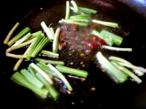 オリーブオイルに、唐辛子、アンチョビ、行者ニンニクの茎と炒める