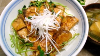 ぶりの照り焼き丼、オクラ、味噌汁