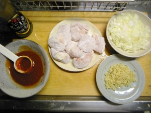 鶏肉は片栗粉、生姜とタマネギをみじん切り、トマトケチャップと豆板醤を合わせる