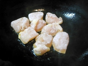 ごま油で鶏胸肉を炒める