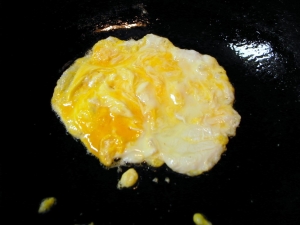 卵１個を半熟気味で焼いて、そばめしに