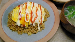 オムそば、もやしと三つ葉の中華スープ、レタストマトサラダ