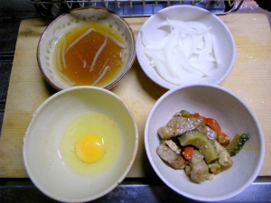 ゴーヤと豚の炒め物の残り、タマネギ、卵、ウェイバー中華スープの残り