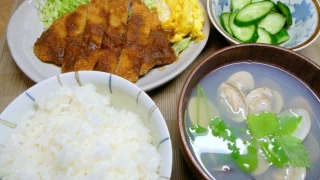 豚肩ロースのとんかつ、ハマグリのお吸い物、キュウリの塩もみ