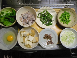 チャーハンの具材はみじん切り、厚揚げと小松菜は味噌汁に