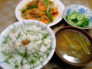 鳥唐揚げと野菜の甘酢あんかけ、梅干しシソご飯、キュウリの酢の物
