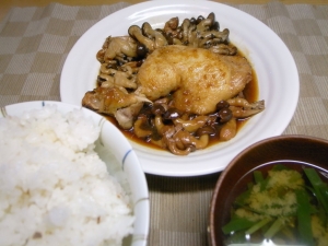 骨付き鶏もも肉とキノコのこってり煮、ニラの味噌汁
