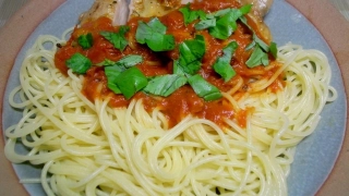 鶏もも肉とパスタのアラビアータ