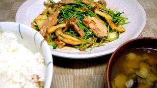 豚ヒレ肉と豆苗のキムチ炒め、シジミの味噌汁