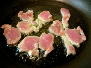 オリーブオイルで塩胡椒した豚ヒレ肉を炒める