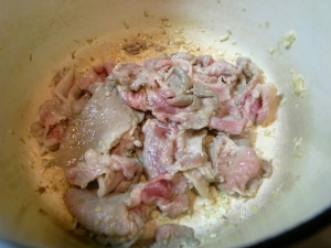 オリーブオイルで生姜を炒め豚肉を入れる