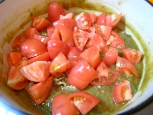 トマトを投入して、カレーを温め直す