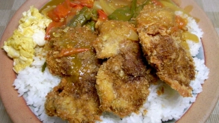 ざっくりトマトとレバーカツの満腹カレー・大盛