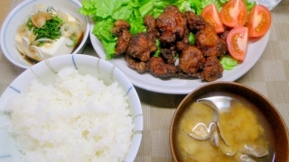 豚バラの唐揚げ、アサリの味噌汁、冷や奴