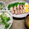 豚バラ肉のドクターペッパー煮、さっぱり酢の物、梅干しご飯、アサリの味噌汁